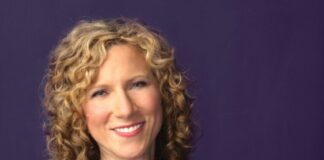 Review: Laurie Berkner shines at The Paramount for a solo holiday show Laurie Berkner