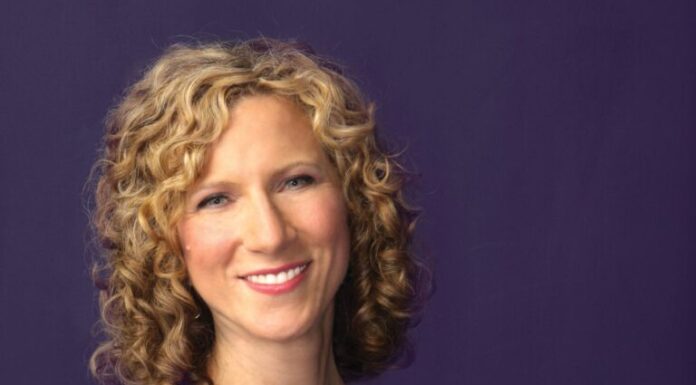 Review: Laurie Berkner shines at The Paramount for a solo holiday show Laurie Berkner