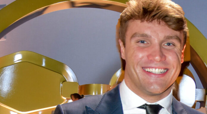 Bobby Finke breaks the American record in the 800 meter freestyle at the 2023 World Championships Bobby Finke