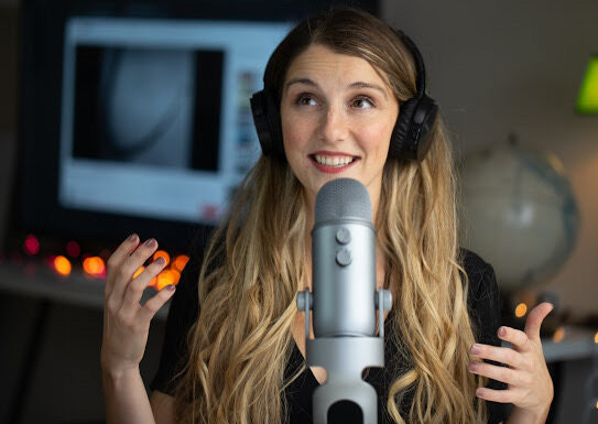 Learn About Crypto with Lea Thompson: Your Friend in the Crypto World