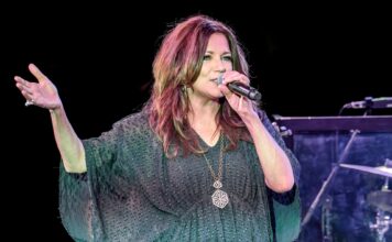 Martina McBride expresses gratitude for ‘Independence Day,’ shares throwback clip of celebrating 4th of July in Kansas Martina McBride at Flagstar at Westbury Music Fair