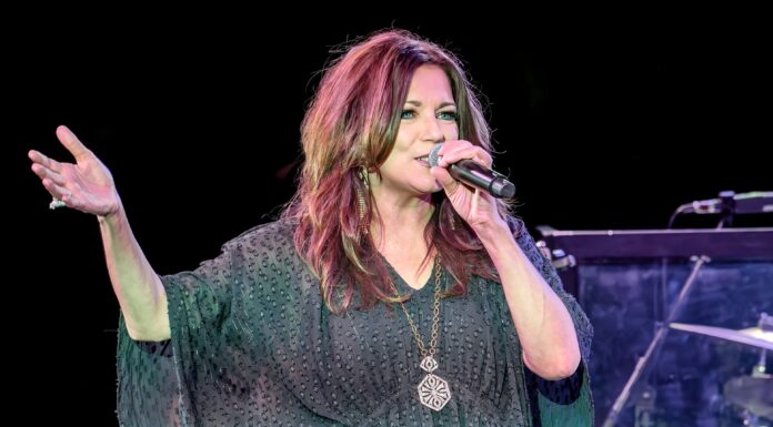 Martina McBride expresses gratitude for ‘Independence Day,’ shares throwback clip of celebrating 4th of July in Kansas Martina McBride at Flagstar at Westbury Music Fair