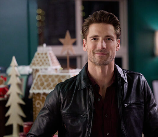 Chatting with Andrew Walker, Danica McKellar, Jane Seymour, Brittany Bristow, and Paul Greene at Christmas Con Andrew Walker